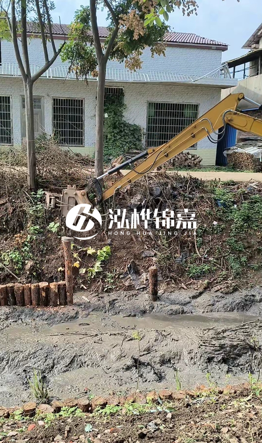 三明挖機(jī)打木樁專業(yè)施工-河道邊打木樁如何防止木樁傾斜？